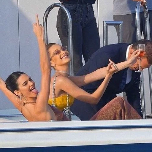 kuss, bella hadid, milchpulver, kendall jenner, kendall bella yachtte