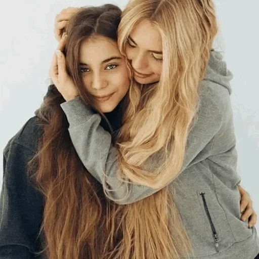 female friends, two friends, long hair, the girl is very beautiful, my girlfriend's idea of taking pictures