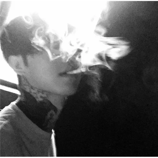 joven, chico guapo, chica fumadora, chico tatuado, estética coreana de fumar