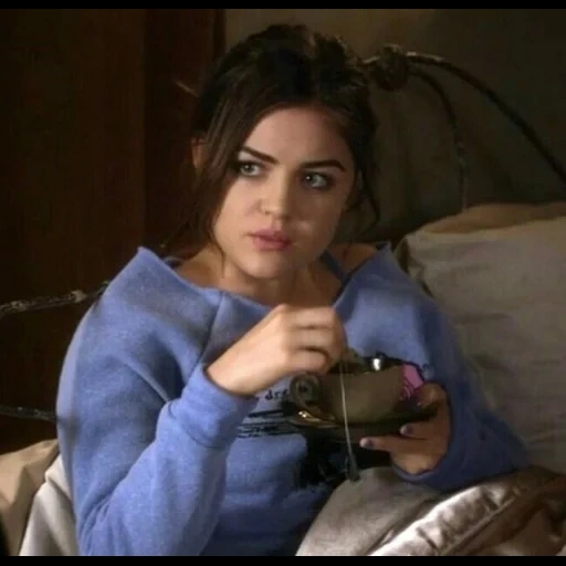 mila, lucy ave, pretty little liars, aria montgomery, lucy hale cari ingannamenti alla felpa gamby