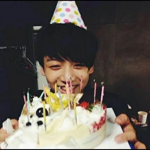 kpop bts, zheng zhongguo, bts jungkook, anniversaire de chongguo, gâteau d'anniversaire chongukok