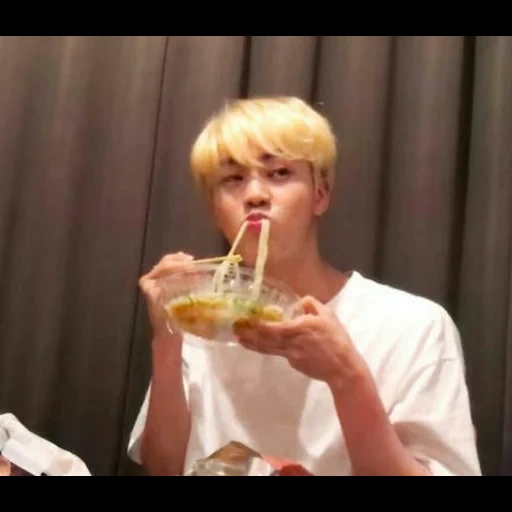 bts jin, bts suga, bts members, bangtan boys, jean bts está comiendo fideos