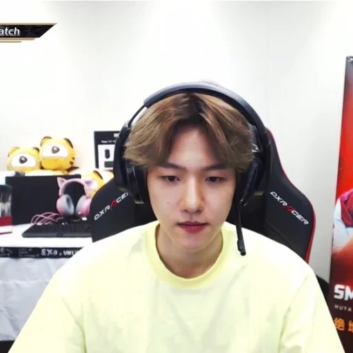 pak chanyeol, bekhen exo, baekhyun exo, exo chanyeol, baekhyun with a gaming chair