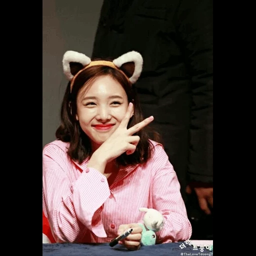 duas vezes, eles são naun, bunny de nayeon, duas vezes nayeon, duas vezes na estréia de nayeon