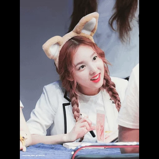twice, they hired it, twice nayeon, nayeon tt fansign, asian girls