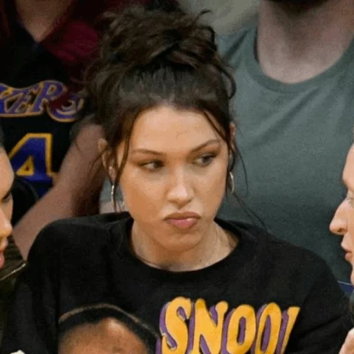 junge frau, bella hadid, kendall jenner, anwar hadid und kendall jenner, kendall jenner bella hadid basketball