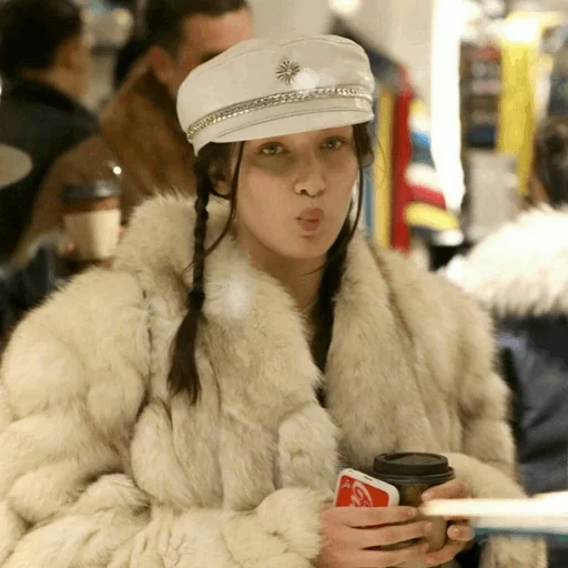 mode d'hiver, bella hadid shuba, kate hudson furs, style de célébrité, bella hadid fur matel