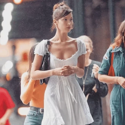 bella hadid, style bella hadid, bella hadid sarafan, bella hadid mini robe, robe blanche bella hadid