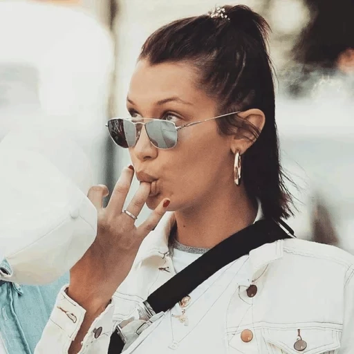 девушка, белла хадид, джиджи хадид, белла хадид улице, bella hadid braless