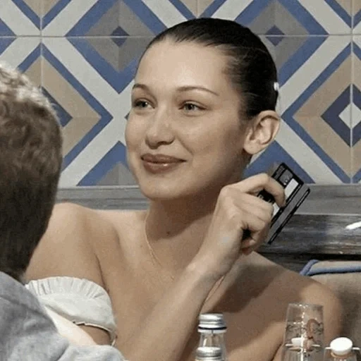 chica, bella hadid, modelo de niña, bella hadid pizza, bella hadid sonrió