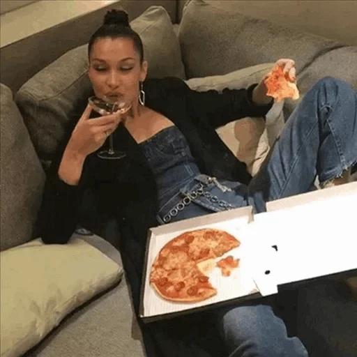 pizza, pizza, humain, 23 novembre 2021, bella hadid mange de la pizza
