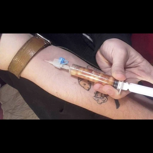 tatouages, couteaux de tatouage, lame de tatouage, couteau tranchant, beans in a siringe