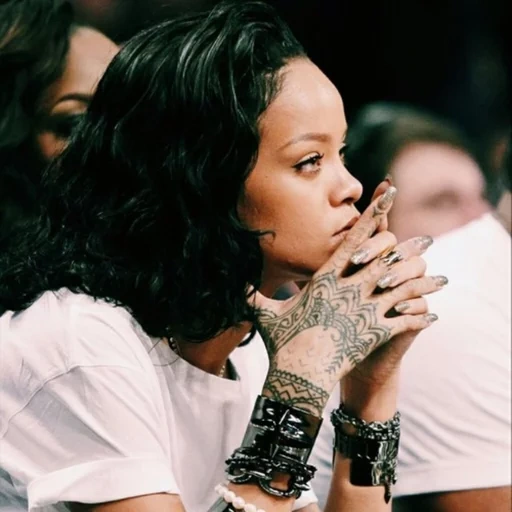 rihanna, rambut, tato rihanna, gaya rihanna, gaya rambut baru