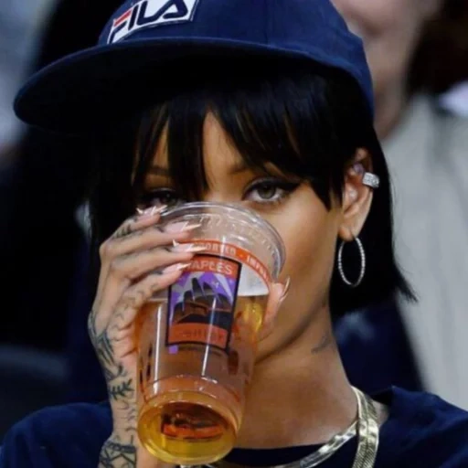 rihanna, stile rihanna, birra rihanna, rihanna panama, bicchiere di rihanna