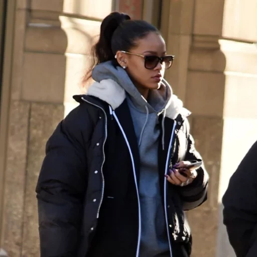 rihanna, stile rihanna, street style, rihanna off white, rihanna leisure wind 2020