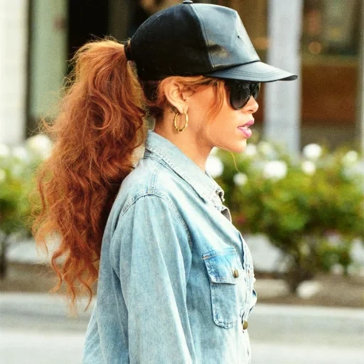 mujer joven, moda femenina, la ropa está de moda, ropa con estilo, jeans rihanna