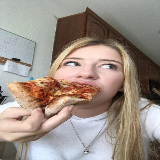 la pizza, la ragazza, le persone, le donne, sto mangiando pizza