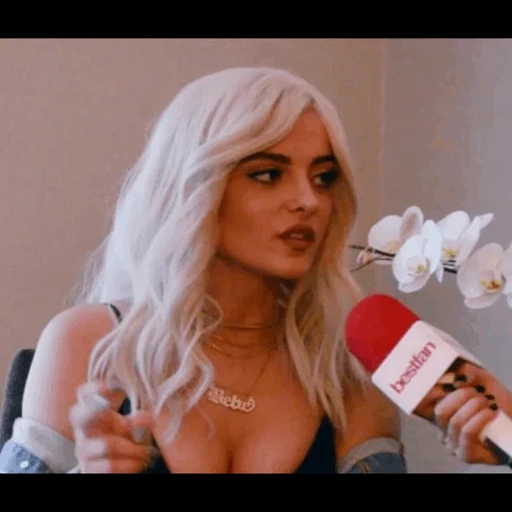 mujer joven, rubio, bebe rexha