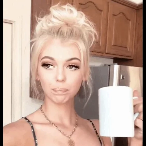 jeune femme, blond, la fille est chère, loren gray 2019, coiffure blonde