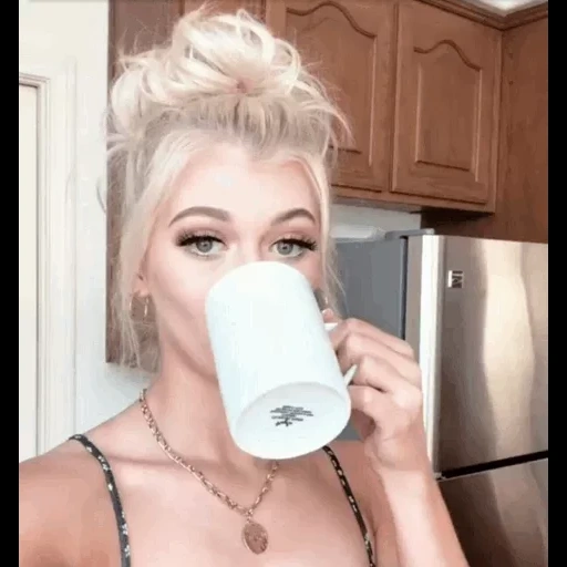 mujer joven, rubio, loren gray, la chica es querida