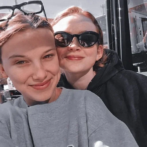 девушка, подруги, sadie sink, millie bobby, милли бобби браун