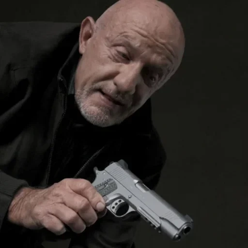 мужчина, человек, майк эрмантраут with gun, майк эрмантраут пистолетом, антитела survivalist фильм 2021 постер