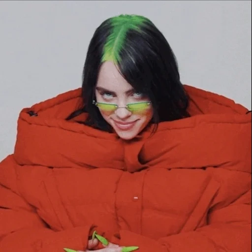 билли айлиш, billie eilish, билли айлиш улыбается, billie eilish green hair, билли айлиш большой куртке