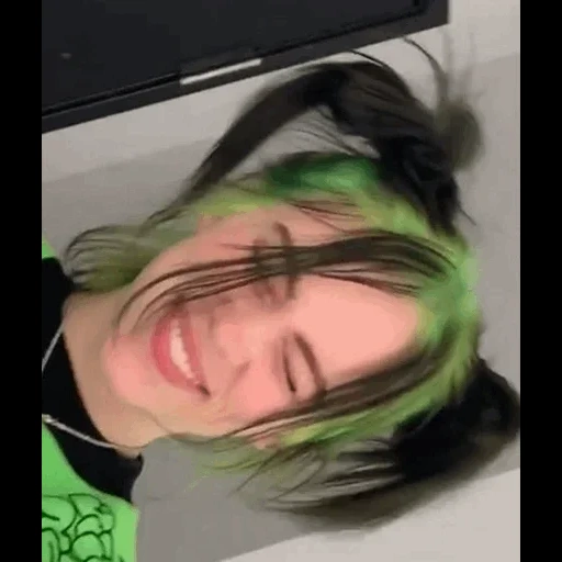 billie eilish, зеленые волосы, билли айлиш зелеными волосами, билли айлиш зелёные волосы улыбка, билли айлиш зелёными волосами улыбается