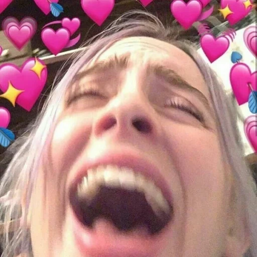 billy ailish, billie eilish, billy alis si prende una faccina sorridente, modo del cuore di billy ailish