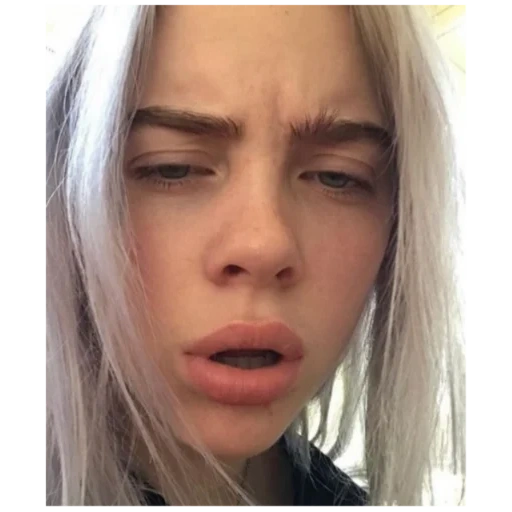 billy eilish, billie eilish, billy eilish sliff, senyum billy ellish, close-up wajah billy eilish