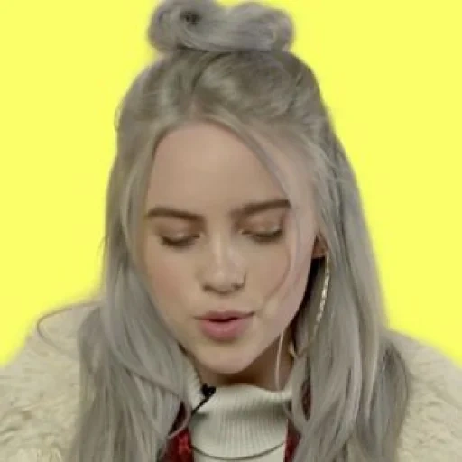 billy ailish, billie eilish, senyum billy ailish, billy ailish dengan rambut putih, rambut pirang billy ailish