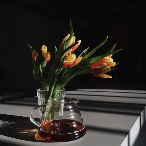 тюльпаны вазе, вечерние цветы, натюрморт тюльпаны, тюльпаны вазе комнате, тюльпаны стеклянной вазе