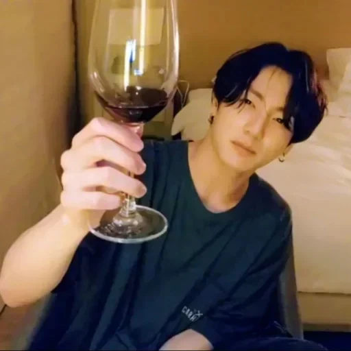 jung jungkook, bevande bts hosok, jungkook beve vino, jungkook vlive 2021, jungkook un bicchiere di vino