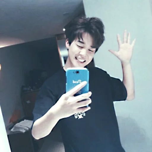 zheng zhongguo, qimin selfie, chi min takes a selfie, qimin self-timer mirror, qimin black hair selfie