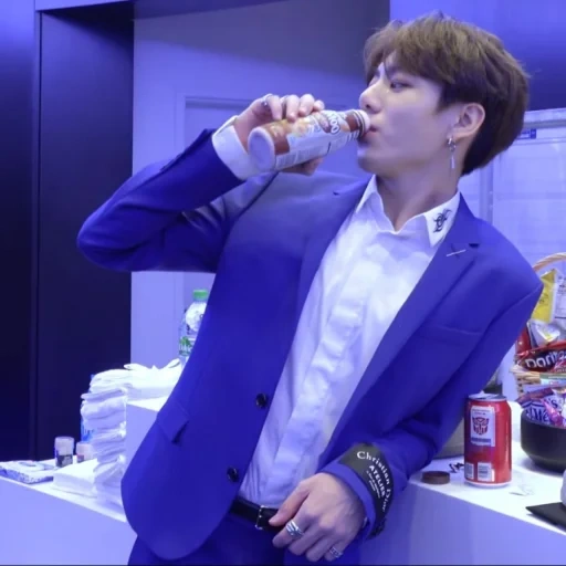 país rojo, zheng zhongguo, bangtan boys, jungkook bts, chong beber leche de plátano