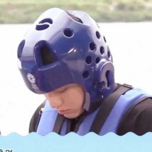 шлем, мальчик, шлем бтс, шлем защитный, bts смешные моменты