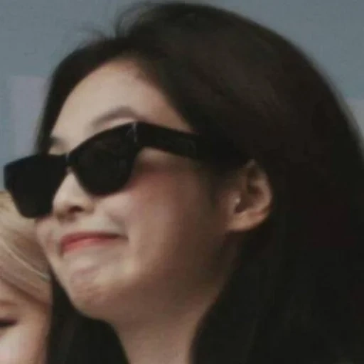 jovem, mulher, jenny kim, estado civil, copos coreanos de óculos de sol