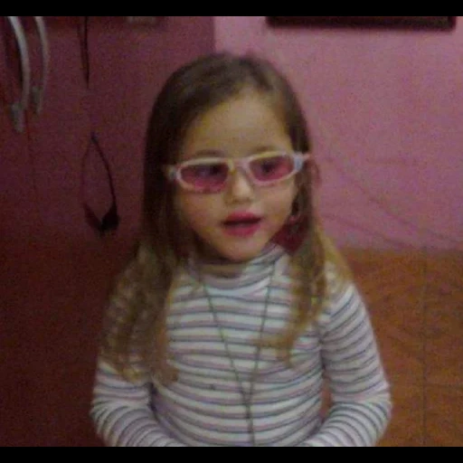 people, petite fille, alena 6 ans, en plein essor, la photo d'un ami