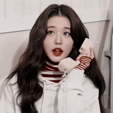 la ragazza, tweet sana, rosso velvet irene, donna coreana su sfondo bianco, rosso velluto irene silgi monster copertina