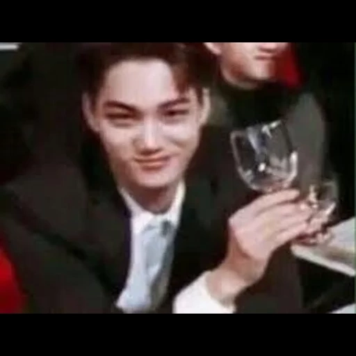 exo kai, reazione, meme di chonin, sehun beve birra, esipela divertente con un meme