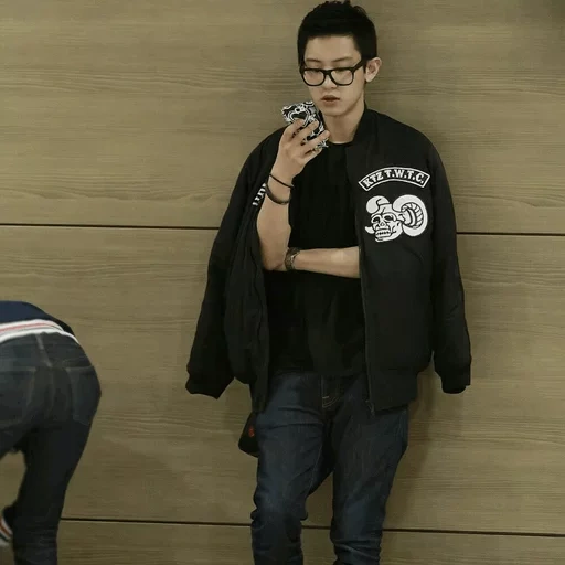 carnell, park chang-lie, park chanyeol, chanyeol adidas, chanyeol with phone