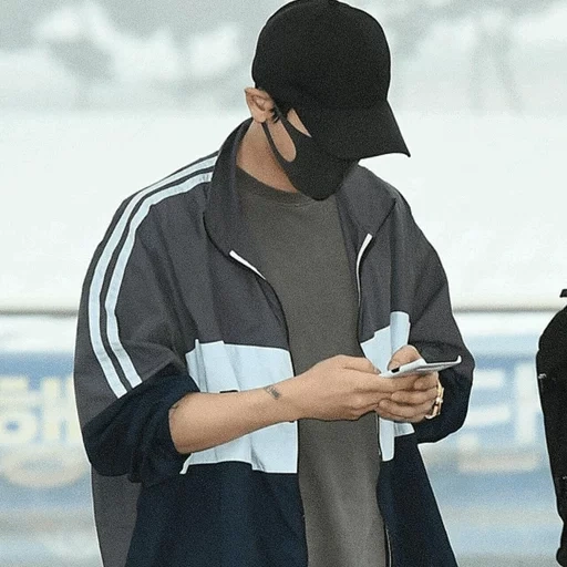 pak chanyeol, blusão, exo chanyeol, park chanyeol, aeroporto bts fila