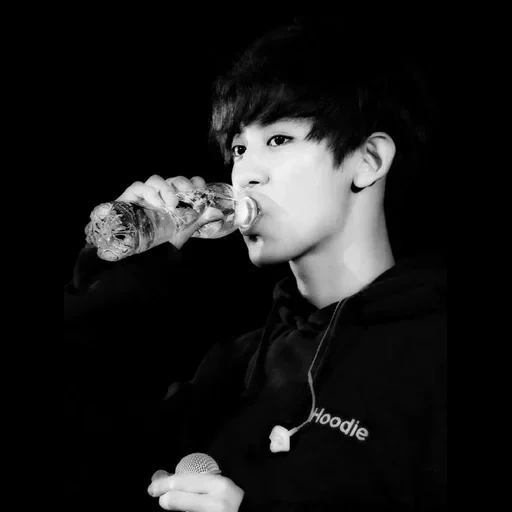 guy, jung jungkook, pak chanyeol, bts jungkook, bts taehyun drinks water