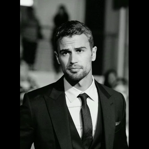 theo james, l'attore theo james, theo james witcher, theo james wedding, theo james è triste