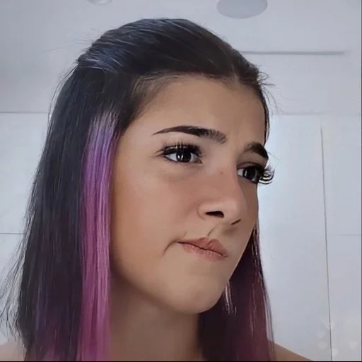 ragazza, giovane donna, i capelli sono rosa, belle ragazze, una ragazza frustrata