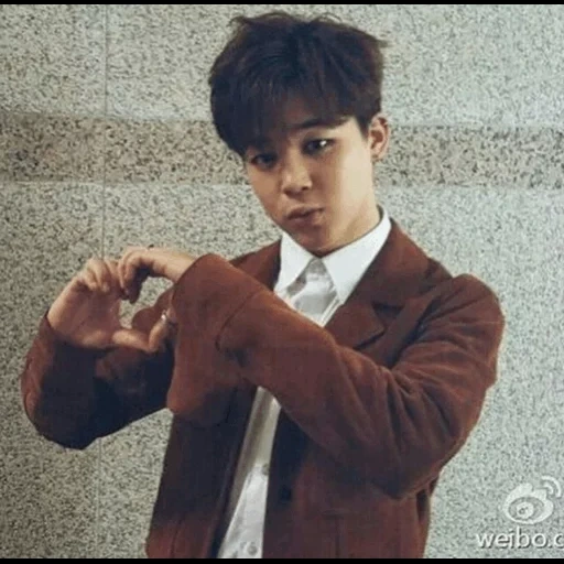 qiming, jimin bts, park chi min, bangtan boys, pu zhimin muestra el corazón