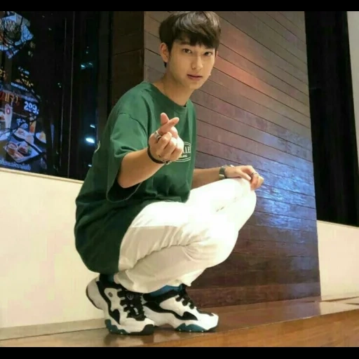 asiático, joven, gente, white sneakers, actor coreano