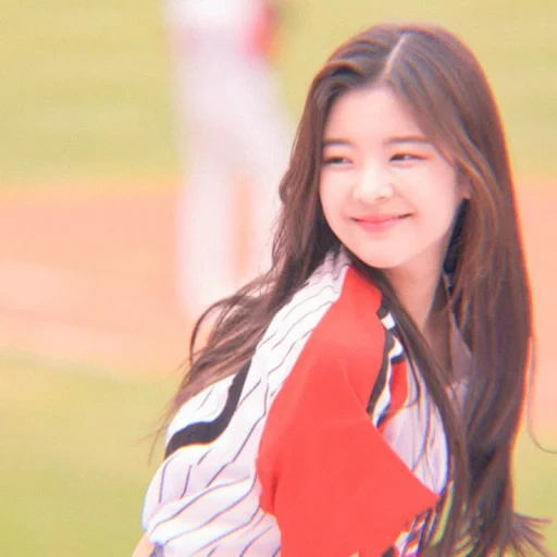 beludru merah, loona kim lip, gadis versi korea, itzy liya tersenyum, gadis asia yang cantik