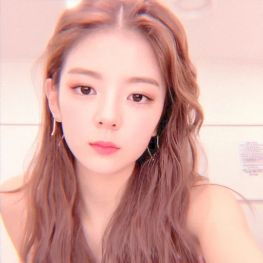 itzy lia, velours rouge, rose noir, jisoo blackpink, beauté asiatique