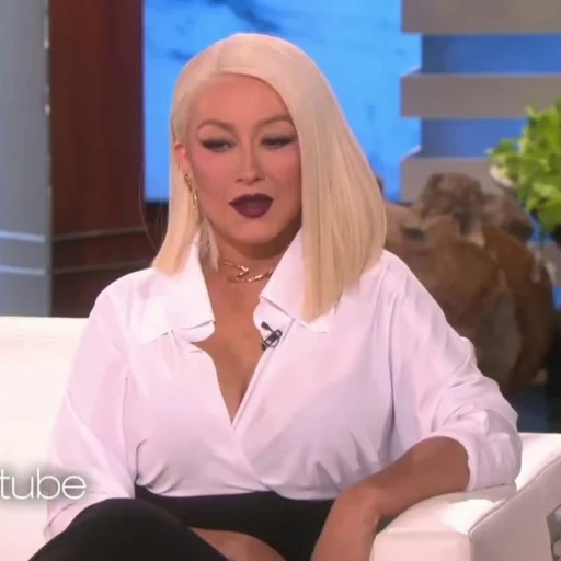 nu, jeune femme, gwen stefani maintenant 2022, christina aguilera show ellen